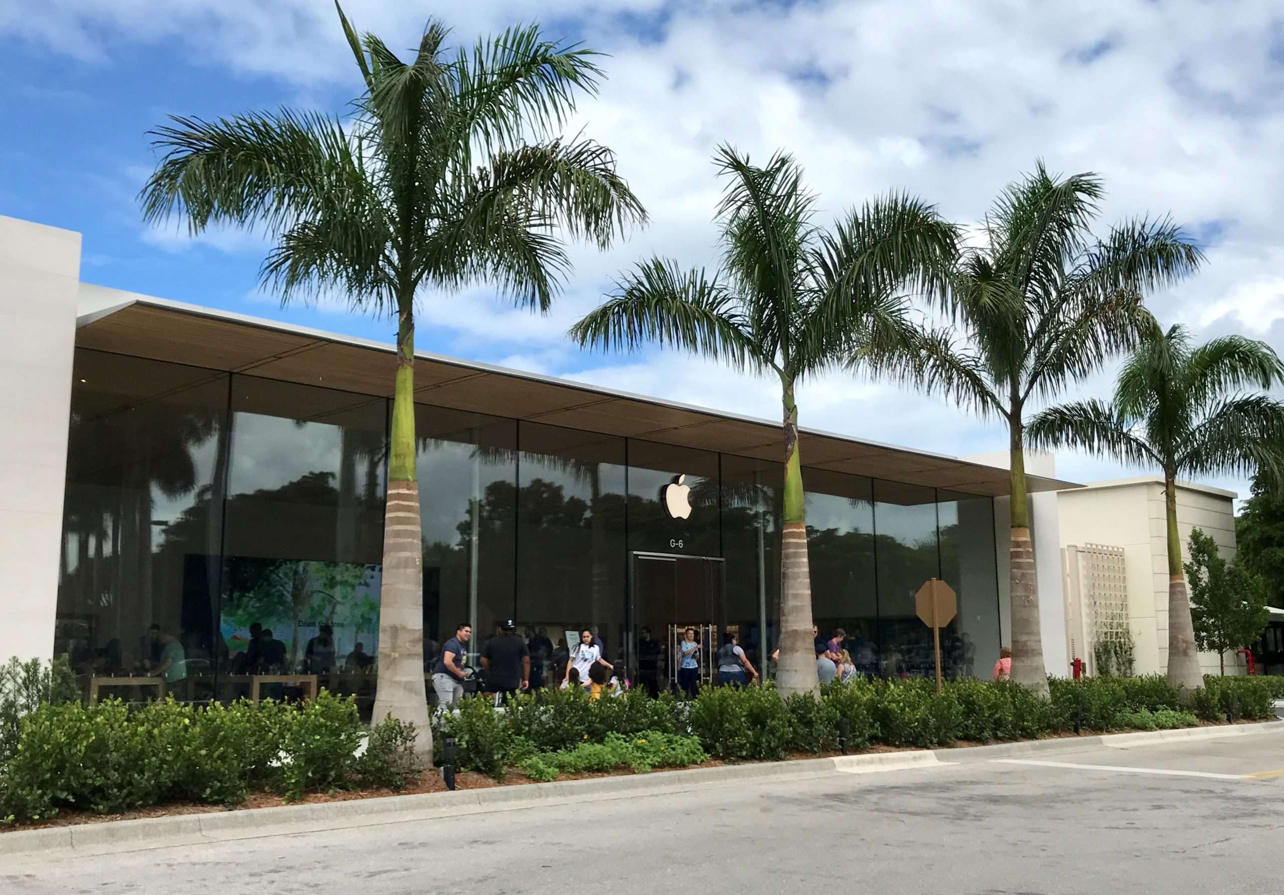 Apple store in Naples' Waterside Shops reopens by appointment - Gulfshore  Business