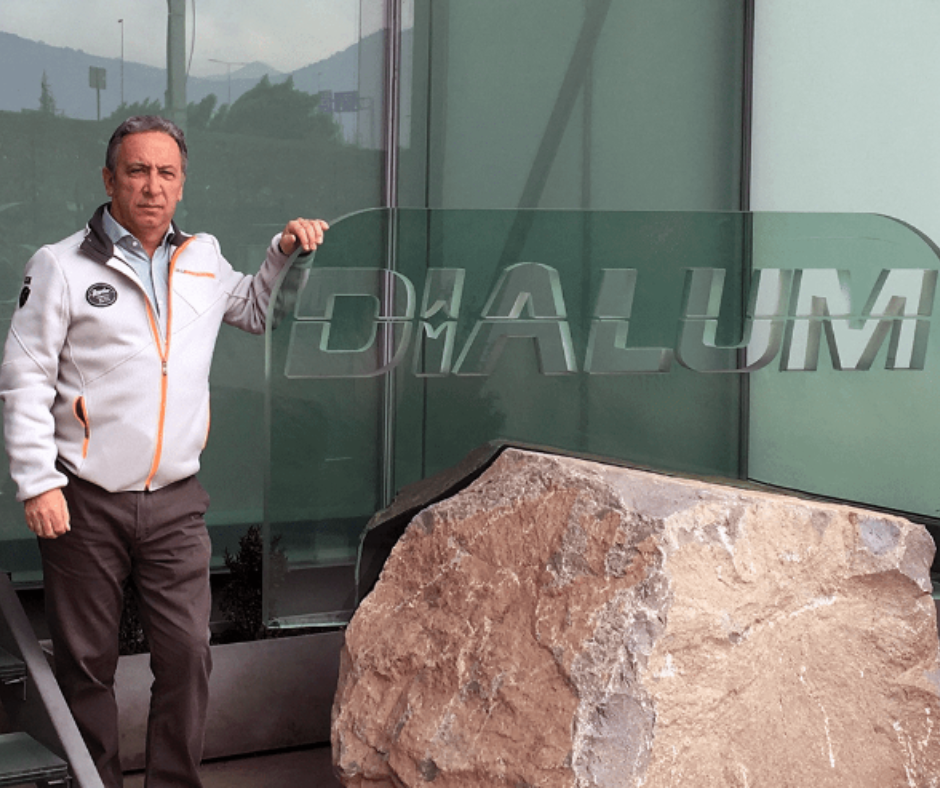 El condado de Collier aprobó un incentivo de .5 millones para construir una instalación de Dialum Glass de  millones en Maria Street.