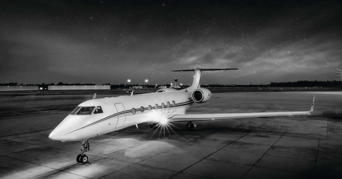 Gulfstream G550 at night b_w